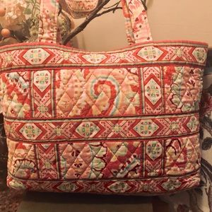 ⭐️EUC⭐️ Authentic Vera Bradley Women’s Bag (M/L)❣️